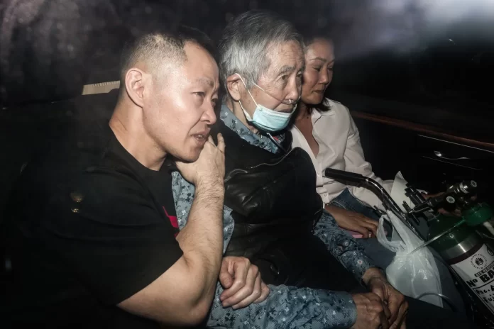 Fujimori junto a sus hijos Kenji y Keiko el día de su liberación.