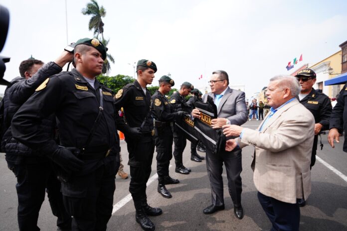 El gobernador junto al ministro del Interior entregan implementos a la Policía.